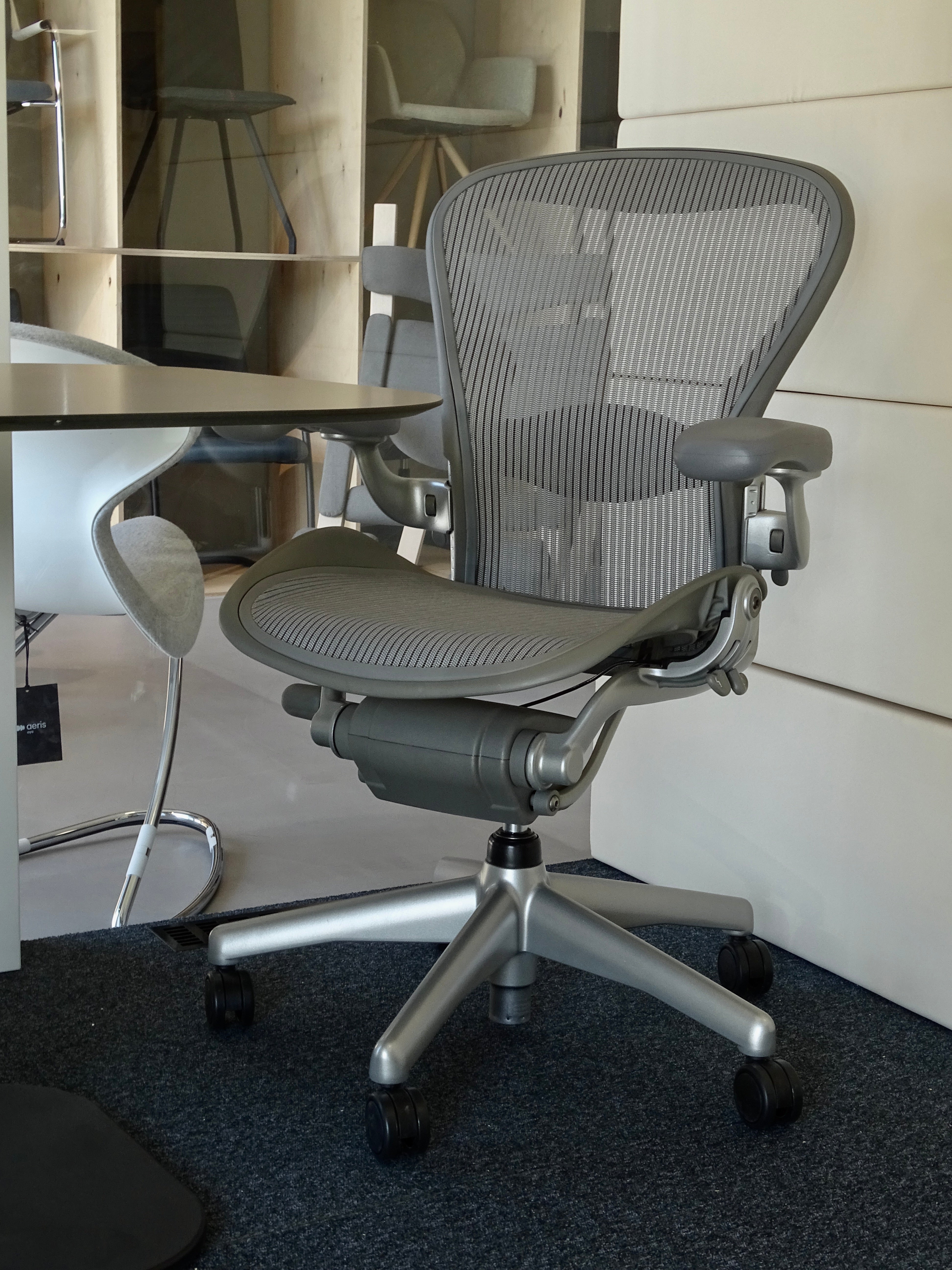 Gereviseerde Herman Miller Aeron-stoel Classic (titanium)