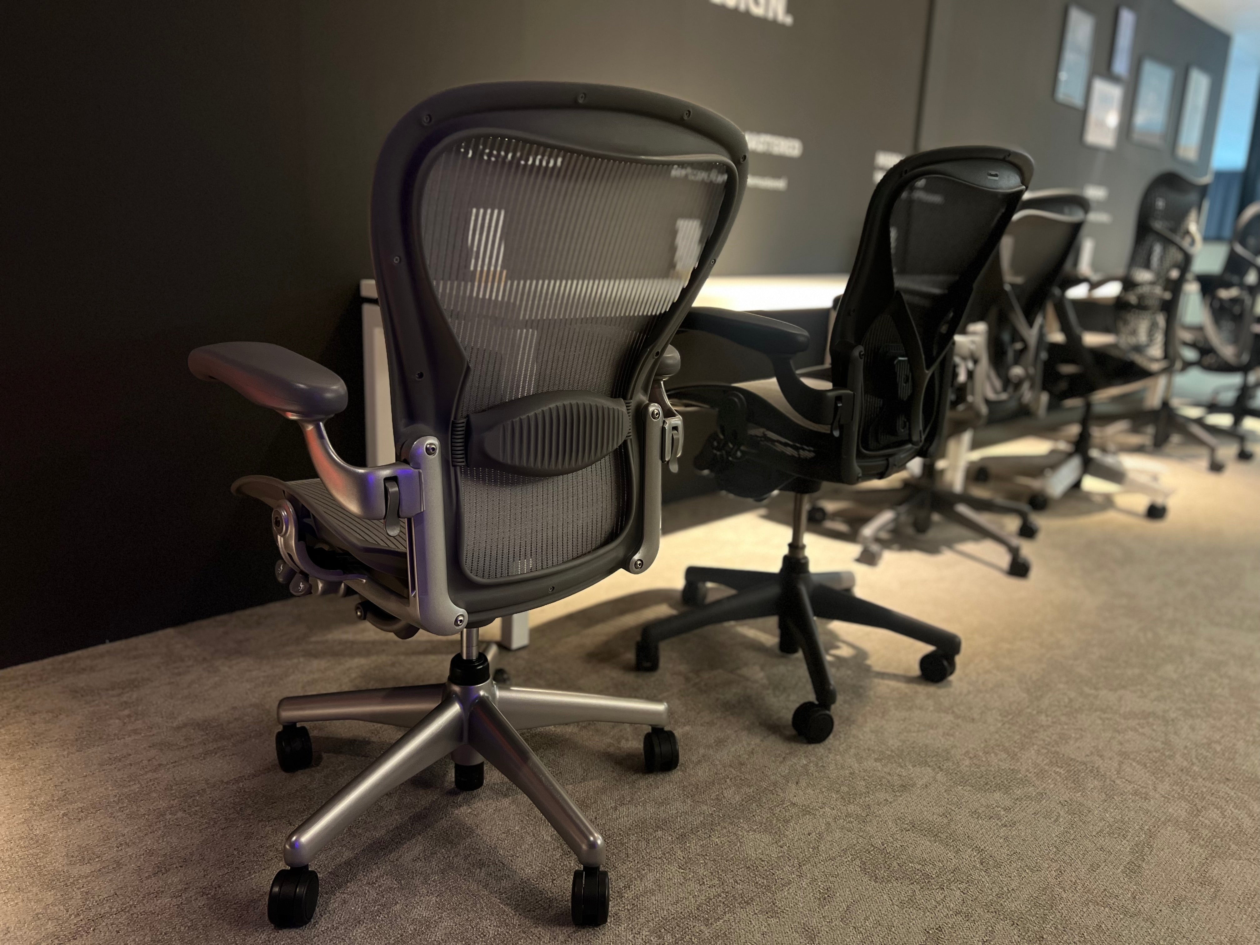 Gereviseerde Herman Miller Aeron-stoel Classic (titanium)